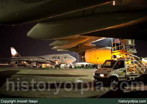 PIA Boeing 747-367