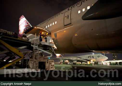 PIA Boeing 747-367