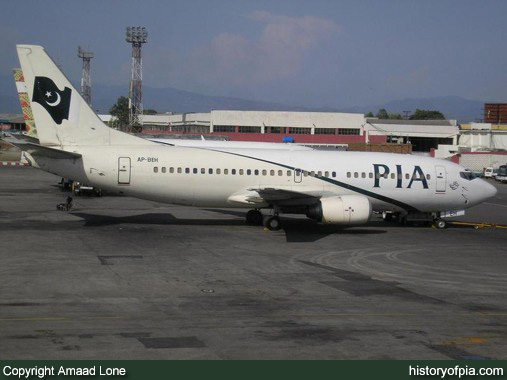 PIA Boeing 737-33A