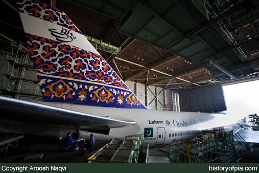 PIA Boeing 747-367