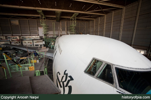 PIA Boeing 747-367