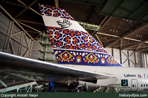 PIA Boeing 747-367