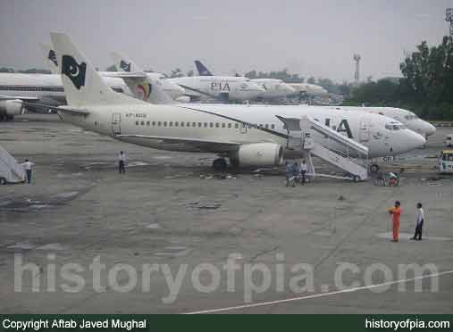 PIA Boeing 737-340