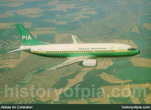 PIA Boeing 737-340 postcard