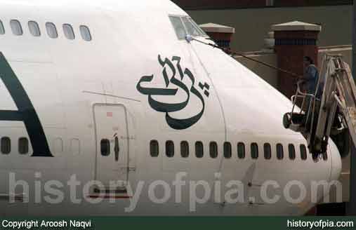 PIA Boeing 747-367
