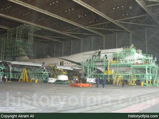PIA Boeing 747-367