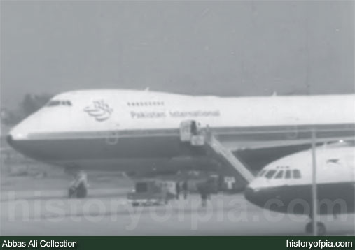 PIA Boeing 747-282B