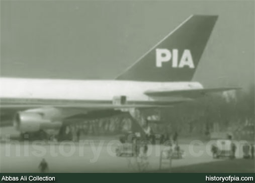 PIA Boeing 747-282B