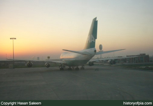 PIA Boeing 747-282B