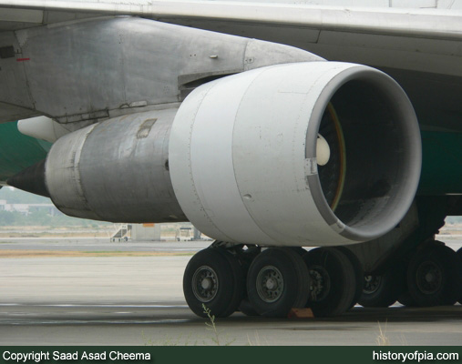 PIA Boeing 747-282B