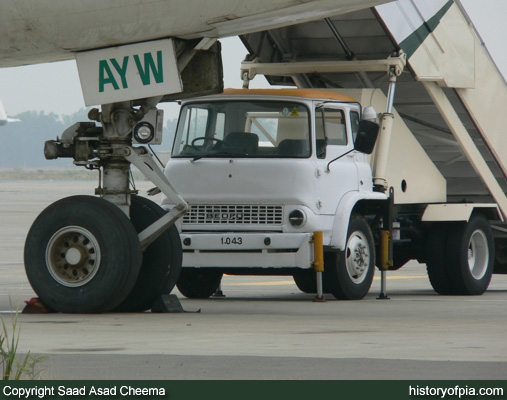 PIA Boeing 747-282B