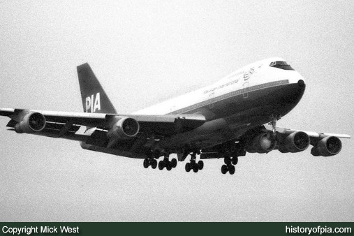 PIA Boeing 747-282B