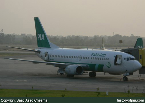 PIA Boeing 737-340