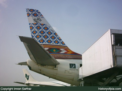 PIA Boeing 737-340