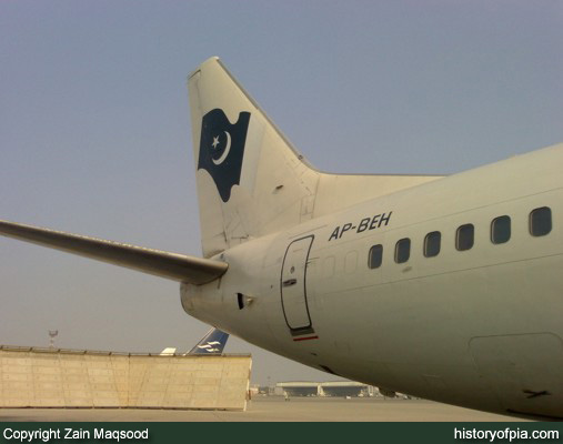 PIA Boeing 737-33A