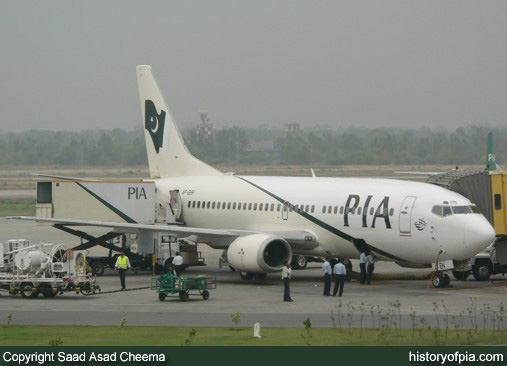 PIA Boeing 737-33A