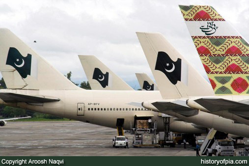 PIA Boeing 747-367