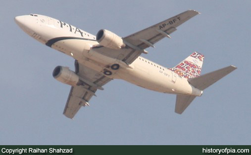 PIA Boeing 737-340