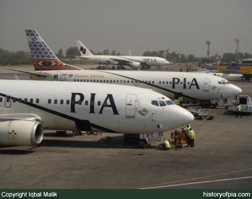 PIA Boeing 737-340