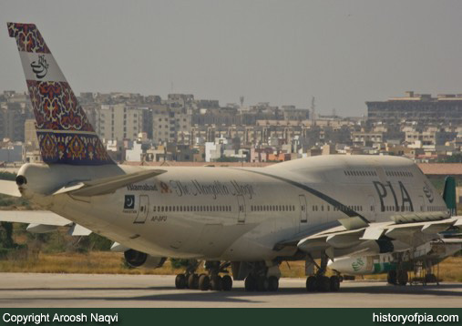 PIA Boeing 747-367