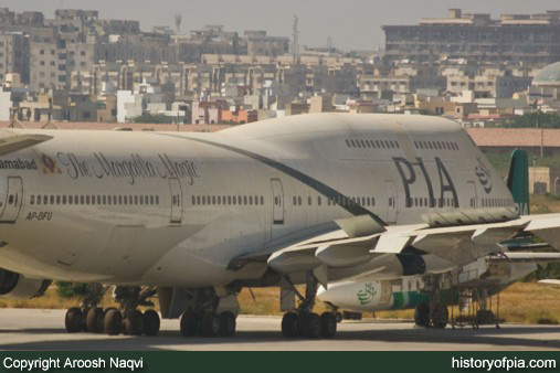 PIA Boeing 747-367