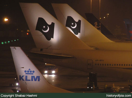 PIA Boeing 747-367