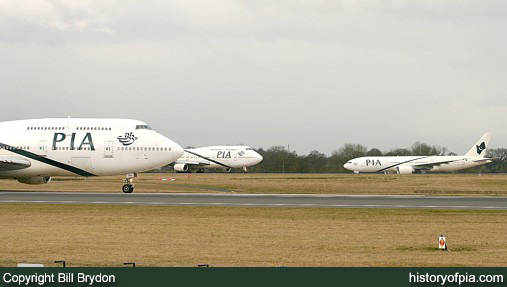 PIA Boeing 747-367