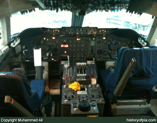 PIA Boeing 747-367
