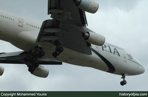 PIA Boeing 747-367