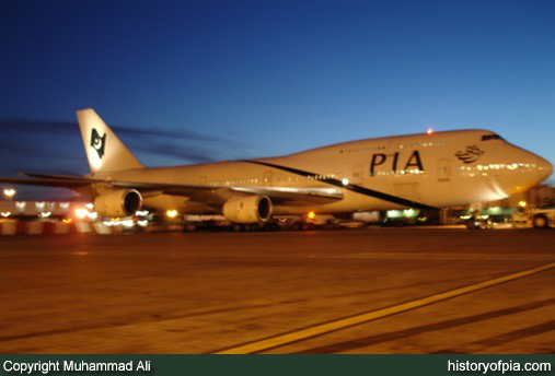 PIA Boeing 747-367