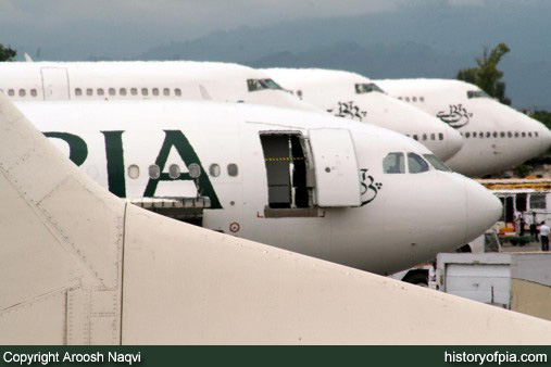 PIA Boeing 747-367