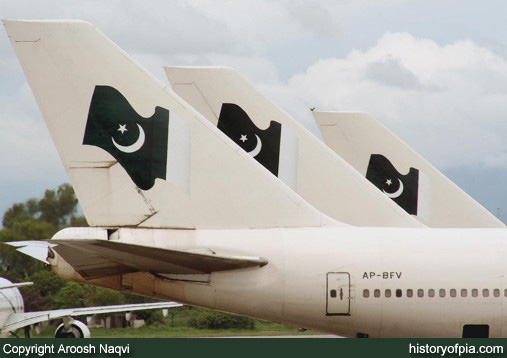 PIA Boeing 747-367