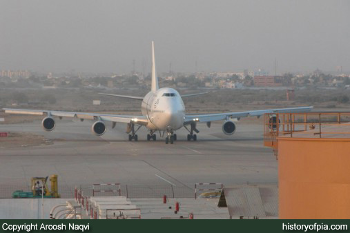 PIA Boeing 747-367