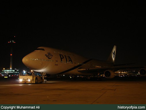 PIA Boeing 747-367