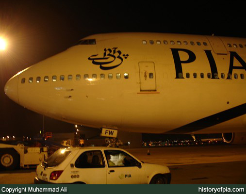 PIA Boeing 747-367