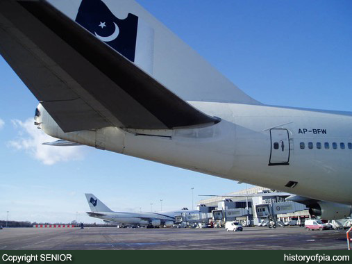 PIA Boeing 747-367