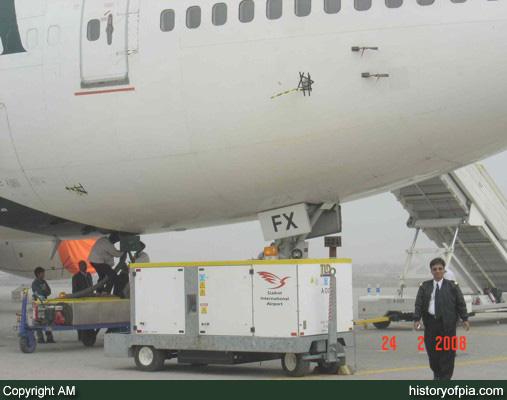 PIA Boeing 747-367