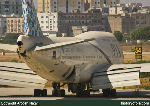 PIA Boeing 747-367