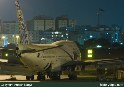 PIA Boeing 747-367
