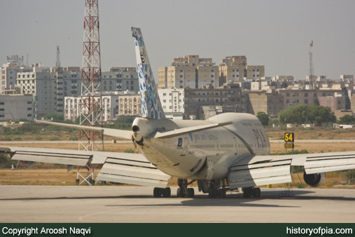 PIA Boeing 747-367