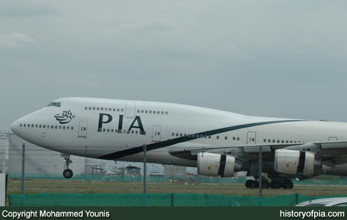 PIA Boeing 747-367