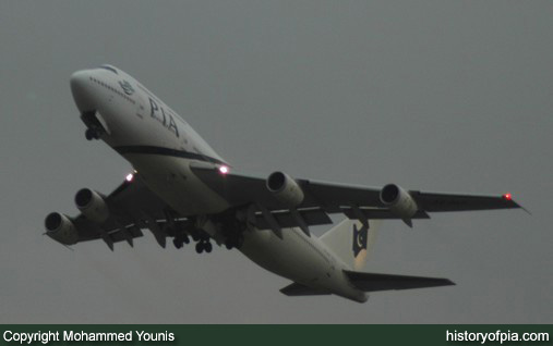 PIA Boeing 747-367