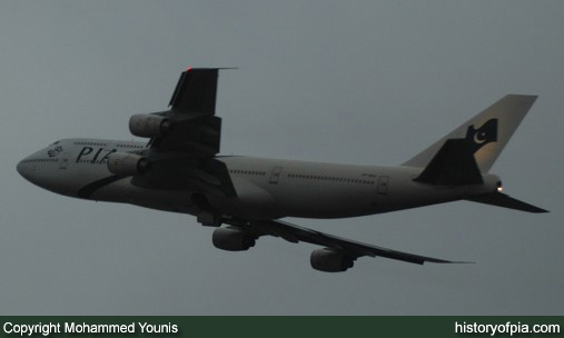 PIA Boeing 747-367