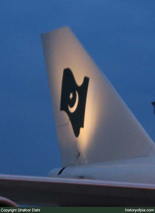 PIA Boeing 747-367