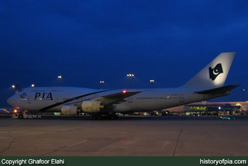 PIA Boeing 747-367