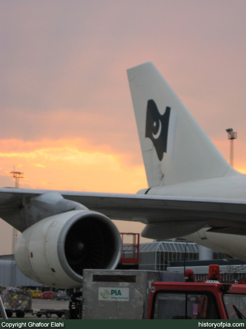 PIA Boeing 747-367