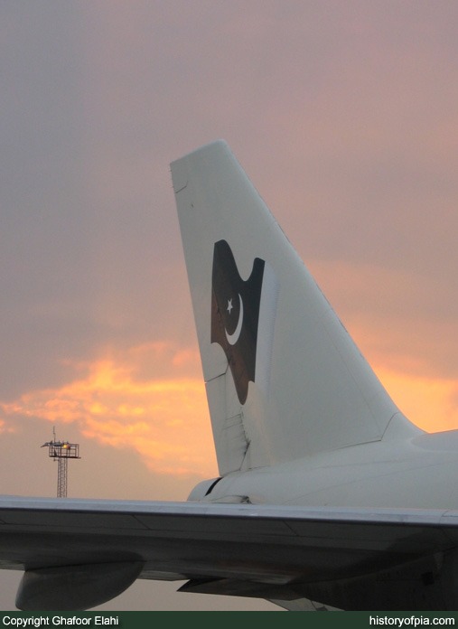 PIA Boeing 747-367