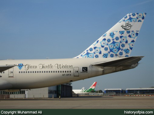 PIA Boeing 747-367