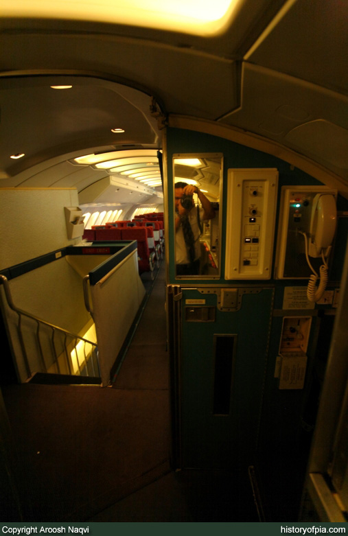 PIA Boeing 747-367