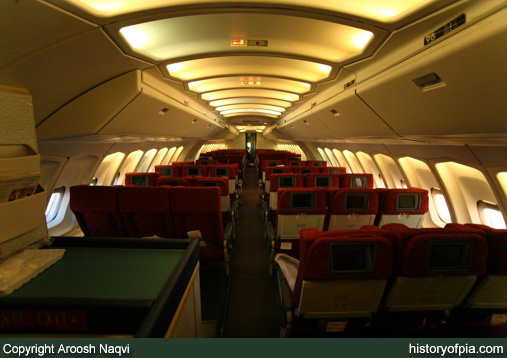 PIA Boeing 747-367